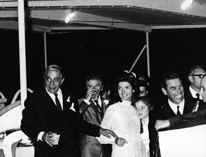 Onassis in Jackie na poročnem slavju leta 1968. Zdel se ji je seksi, na jahti ji je pel, ljubila sta se na čudovitih lokacijah, razkriva knjiga Carly Simon. Fotodokumentacija Dela
