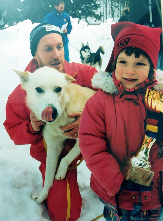 Mala Hana s pokalom, ki si ga je s svojimi vlečnimi psi prislužil oče Primož (levo). Foto Osebni Arhiv Primoža Uranka