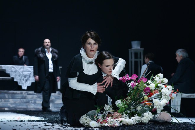 Iz predstave Kralj na Betajnovi, kjer je igrala z Jernejem Šugmanom. FOTO: Peter Uhan/SNG Drama Ljubljana