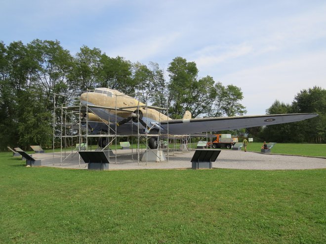 Letalo v Otoku predstavlja tehnični in vojnozgodovinski spomenik. FOTO: Bojan Rajšek/Delo
