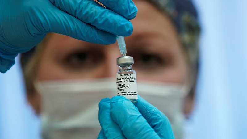 Fotografija: Šele odkritje učinkovitega cepiva za covid-19 bo v gospodarsko življenje prineslo resnično olajšanje. FOTO: Tatyana Makeyeva/Reuters
