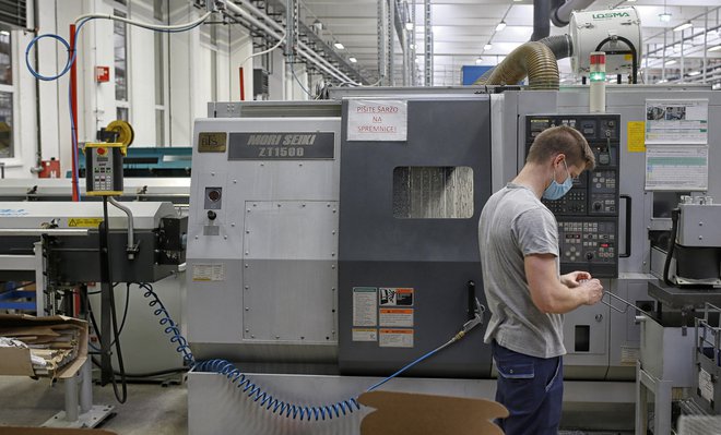 Proizvodnja je v podjetju s 170 zaposlenimi povsem avtomatizirana, vsak delavec nadzira več strojev. FOTO: Blaž Samec/Delo