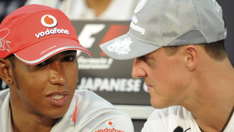 Fotografija: Lewis Hamilton (levo) si na začetku svoje kariere v formuli 1 niti v sanjah ni upal pomisliti, da bo kdaj ujel Michaela Schumacherja. FOTO: Reuters