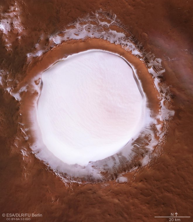 Na fotografiji je sicer Korolevov krater, v katerem je led. Pod ledeno ploskvijo na južnem polu so našli jezera tekoče vode. FOTO: ESA/DLR/FU Berlin 