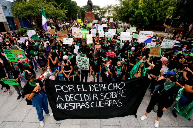 Prizor s ponedeljkovega shoda podpornikov pravice do odločitve za splav v mehiški Guadalajari. FOTO: Ulises Ruiz/AFP