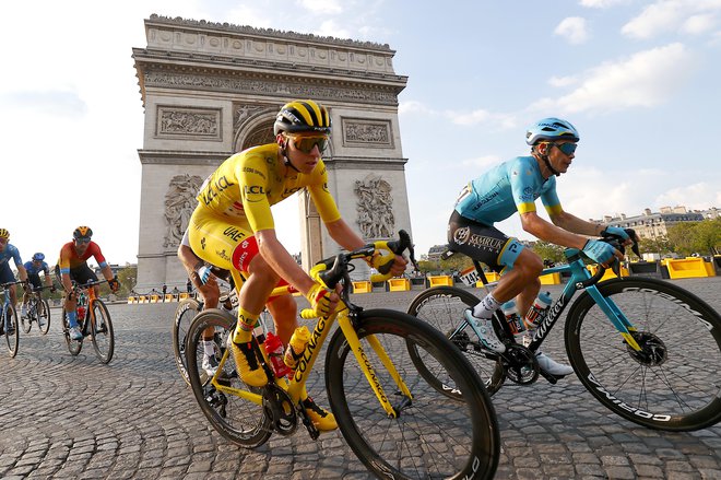 Tadej Pogačar se je v Parizu zapisal med največja svetovna kolesarska imena. FOTO: Luca Bettini/Arhiv Colnaga 