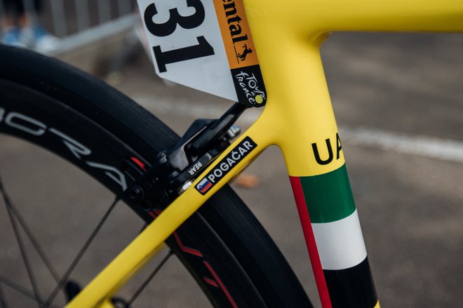 V čast Pogačarjeve skupne zmage in najboljšega mladega kolesarja na Touru bodo v Colnagu izdelali 116 replikzmagovalnega modela V3Rs v rumeni barvi in 116 replik enakega modela v beli barvi. FOTO: Luca Bettini/Arhiv Colnaga Foto FOTO: Luca Bettini/Arhiv C