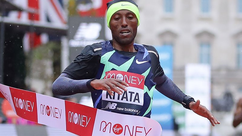 Fotografija: Shura Kitata je zmagovalec maratona v Londonu. FOTO: Richard Heathcote/AFP