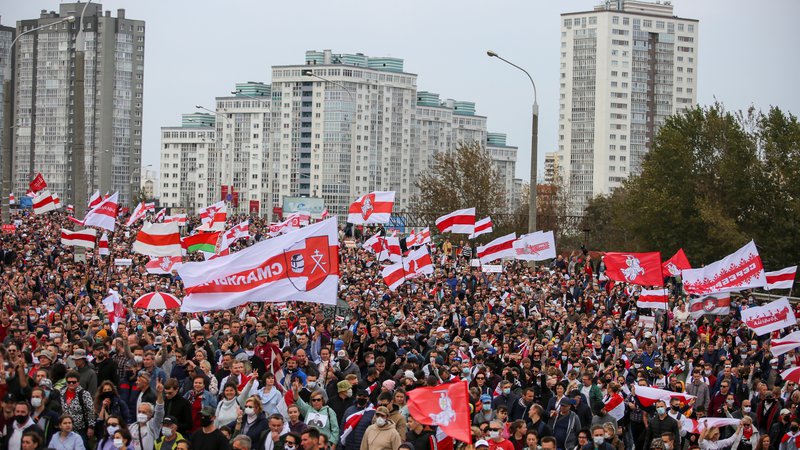 Fotografija: Po nekaterih ocenah je danes v Minsku protestiralo 100.000 ljudi. FOTO: Stringer/Reuters