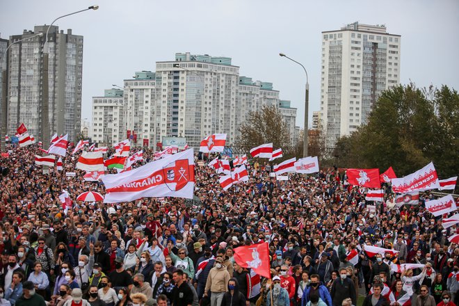Po nekaterih ocenah je danes v Minsku protestiralo 100.000 ljudi. FOTO: Stringer/Reuters