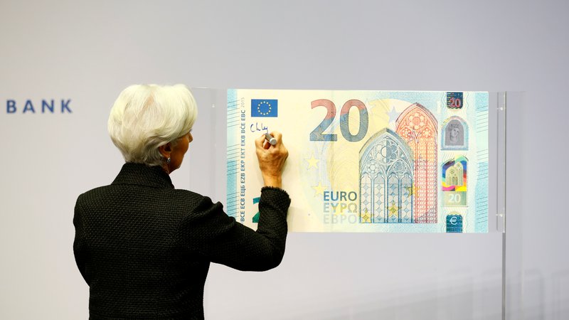 Fotografija: Christine Lagarde, predsednica ECB, je novi dvajsetevrski bankovec »podpisala« že lani, a ekspanzivna denarna politika »tiskarne evrov« se od takrat ni bistveno spremenila. FOTO: Ralph Orlowski/Reuters