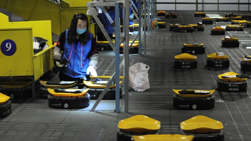 Fotografija: Nove zahteve pri upravljanju skladišč izpolnjujejo tudi avtomatizirana vozila. FOTO: China Stringer Network/Reuters