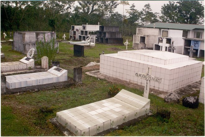 Vaško pokopališče v Kostariki, kjer verski obredi spominjajo na marsikaj drugega kot na navadno nedeljsko mašo. FOTO: Alen Steržaj