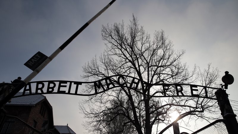 Fotografija: Vhod v koncentracijsko taborišče Auschwitz. FOTO: Kacper Pempel/Reuters 