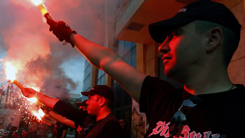 Fotografija: Shod grških neonacistov na obrobju Aten leta 2012, ko jim je zlom starih grških elit na široko odprl vrata v parlament. FOTO: Janis Behrakis/Reuters