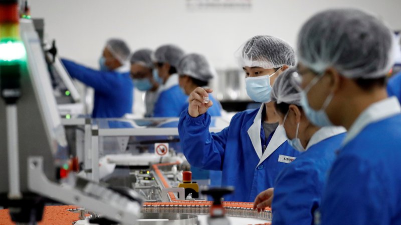 Fotografija: Pekinška družba Sinovac Biotech je razvila cepivo, ki ga dajo v dveh odmerkih v dveh do štirih tednih, oba odmerka skupaj staneta dobrih 50 evrov. FOTO: Thomas Peter/Reuters