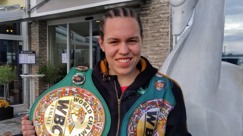Fotografija: Ema Kozin je dolgo sanjala o šampionskem pasu združenja WBC, ki si ga je v soboto zvečer priboksala v Donauwörthu. FOTO: Miha Šimnovec