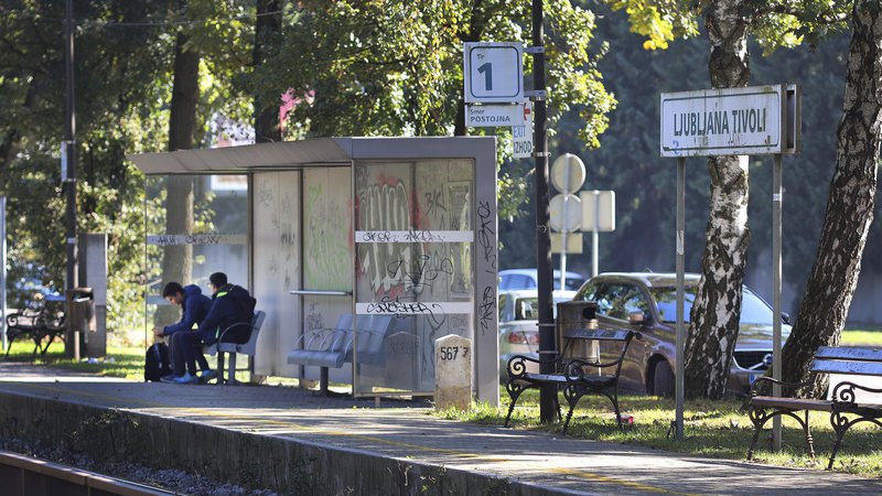 Fotografija: Železniško postajališče Tivoli je blizu študentskega naselja v Rožni dolini. FOTO: Jože Suhadolnik/Delo