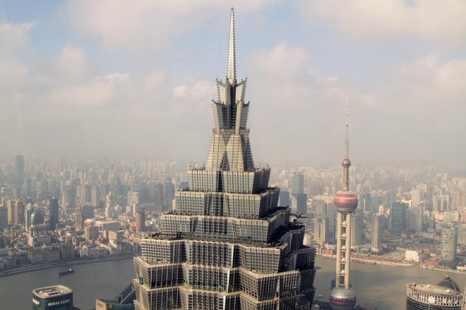 Če nisi občudoval razgleda iz Šanghajskega stolpa (Shanghai Tower), sploh nisi bil v Šanghaju (naviti vstopnini se lahko izogneš tako, da se namesto na stolp povzpneš na teraso hotela Hyatt). FOTO: Mateja Toplak