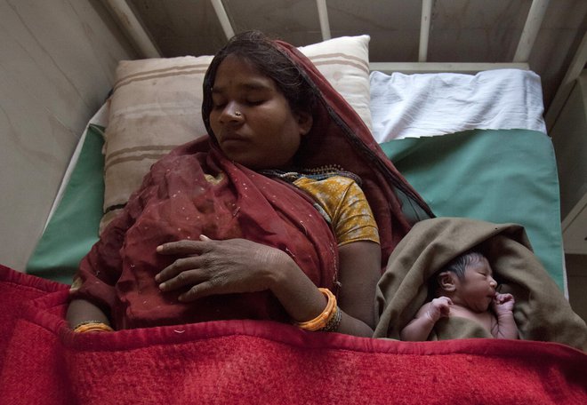 Najbolj so ogroženi dojenčki v nerazvitih delih sveta, kot je Indija. FOTO: Vivek Prakash/Reuters