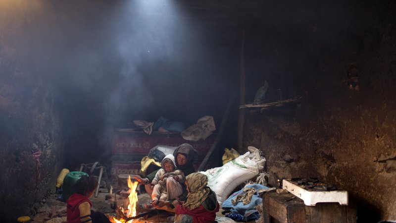 Fotografija: Dojenčki umirajo zaradi onesnaženja zraka v zaprtih prostorih, predvsem zaradi dima. Na posnetku družina ob odprtem ognjišču v svojem bivališču v Maroku. FOTO: Youssef Bouduar/Reuters