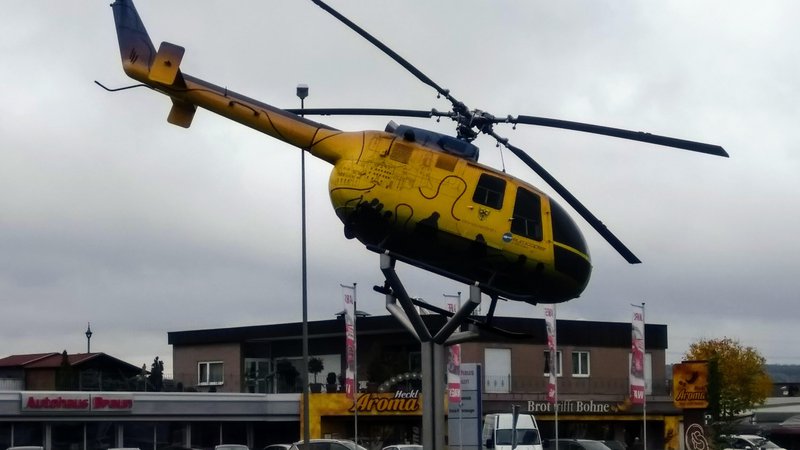 Fotografija: Razstavljeni helikopterji v krožiščih opozarjajo, da je v Donauwörthu sedež nemško-francoskega proizvajalca helikopterjev Airbus Helicopters. FOTO: Miha Šimnovec/Delo