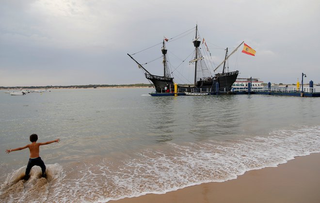 Replika Magellanove ladje Victoria v seviljskem pristanišču Sanlúcar de Barrameda med zaznamovanjem 500. obletnice začetka odprave. FOTO: Jon Nazca/Reuters