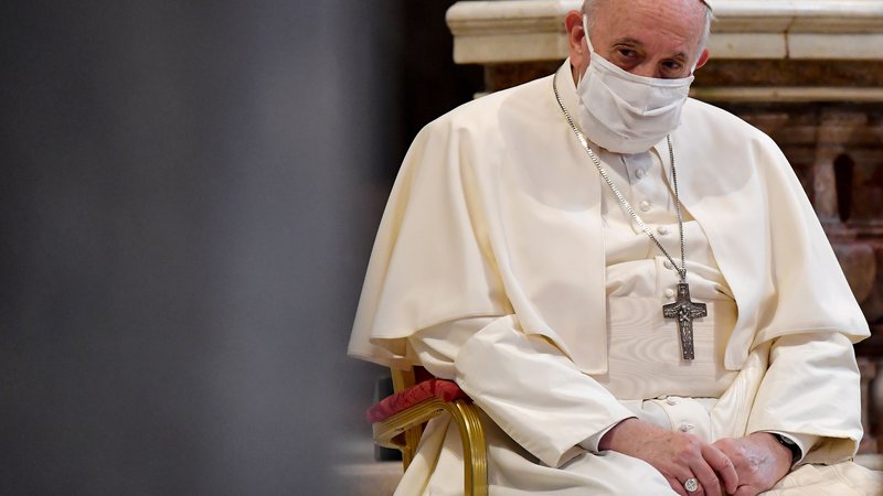 Fotografija: Papež Frančišek je v torek prvič vodil božjo službo z belo masko na obrazu. FOTO: Andreas Solaro/Afp