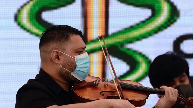 Fotografija: Kjub posledicam pandemije glasba še vedno igra – tudi na finančnih trgih.
FOTO: Orlando Sierra/AFP