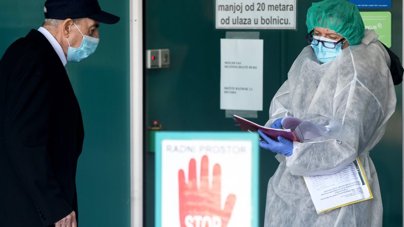 Fotografija: Podobno kot v Sloveniji vedno višje število novih okužb beležijo tudi na Hrvaškem. FOTO: Denis Lovrović/AFP