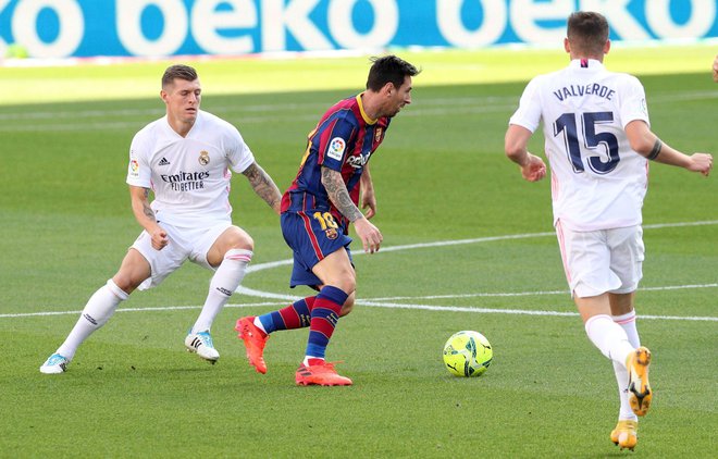 Lionel Messi je že v začetku clasica premešal igralne vrste madridskega Reala. FOTO: Albert Gea/Reuters