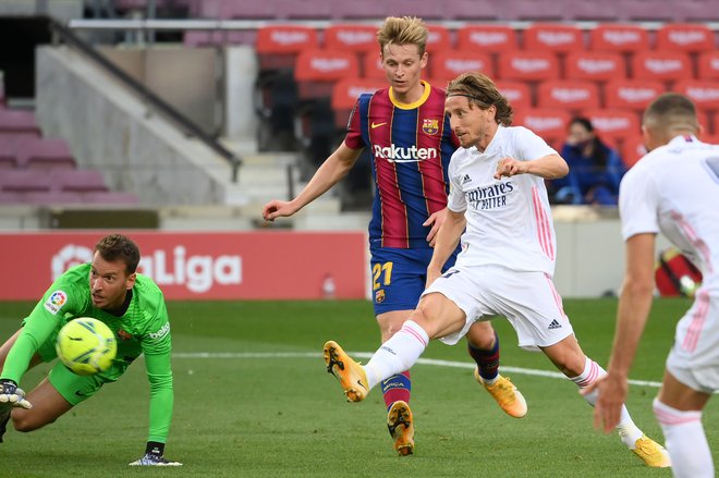 Luka Modrić je v zaključku tekme z golom le še potrdil Realovo zmago v Barceloni. FOTO: Lluis Gene/AFP