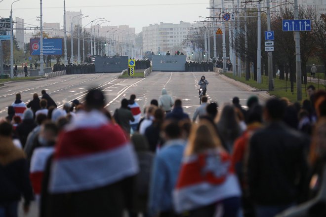 Do zob oborožene varnostne sile so blokirale večje število cest v Minsku. FOTO: Belapan/Reuters