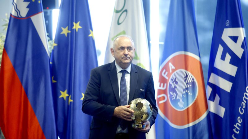 Fotografija: Radenko Mijatović je prejel na volilni skupščini Nogometne zveze Slovenije nov štiriletni mandat predsednika. FOTO: Roman Šipić