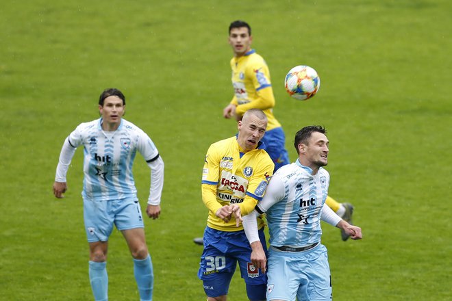Etien Velikonja (levo) je zabil drugi gol za Goričane z bele točke. FOTO: Vogel Voranc