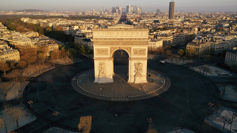 Fotografija: Pariz je med karanteno opustel. FOTO: Pascal Rossignol/Reuters