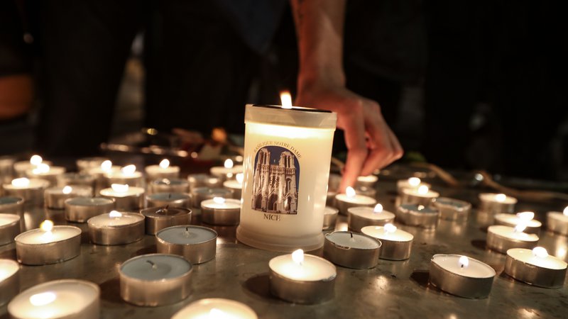 Fotografija: Po Franciji v spomin na žrtve napada prižigajo sveče. FOTO: Valery Hache/AFP