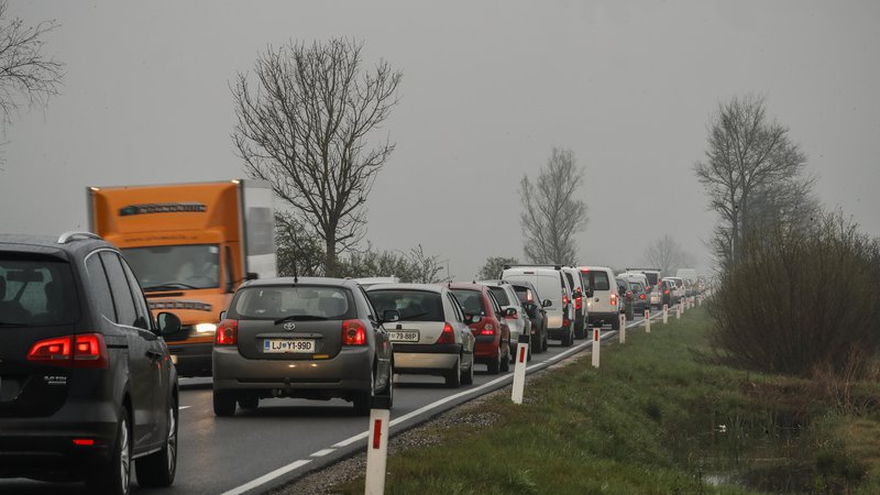 Fotografija: Promet je največja težava slovenskih podnebnih ciljev, ki pa je ne rešujemo. FOTO: Uroš Hočevar/Delo
