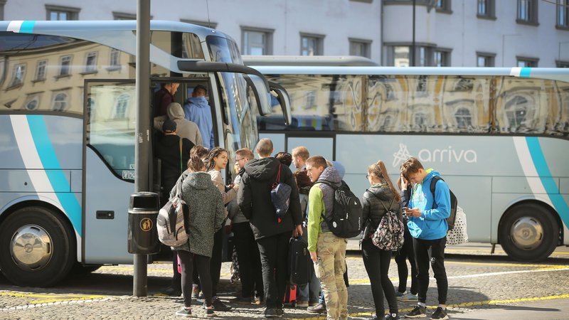 Fotografija: Gospodarska zbornica Slovenije v sodelovanju z obrtno vladi v okviru šestega protikoronskega zakona za dejavnost prevoza potnikov predlaga tri ukrepe. FOTO: Leon Vidic/Delo