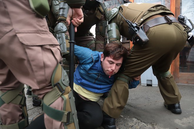 Čilska policija si je zaradi svojega nasilja nad protestniki prislužila celo obsodbo Združenih narodov. FOTO: Mario Quilodran/AFP