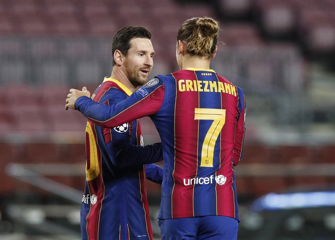 Lionel Messi in Antoine Griezmann po vodilnem golu Barcelone, s katerim je Argentinec prišel do številke 118 v ligi prvakov. FOTO: Albert Gea/Reuters