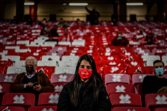 Tudi navijači Benfice so se na tekmi evropske lige v Lizboni obnašali odgovorno. FOTO: Patricia De Melo Moreira/AFP