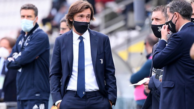 Fotografija: Igralci in trenerji (na fotografiji Juventusov strateg Andrea Pirlo) morajo spoštovati strog protokol Uefe. FOTO: Alberto Lingria/Reuters