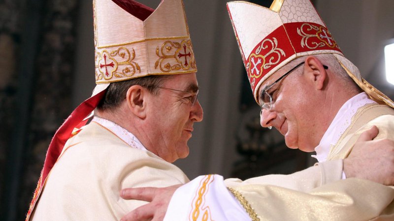 Fotografija: Kardinal in nadškof Josip Bozanić (levo) ostaja, škof Mate Uzinić pa je po tihem prevzel škofijo na Reki. FOTO: Zoran Kusalo/Cropix