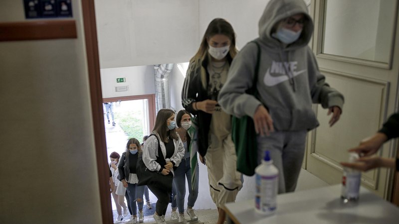 Fotografija: Dijaki se zaradi epidemije novega koronavirusa še vedno šolajo na daljavo. FOTO: Blaž Samec/Delo
