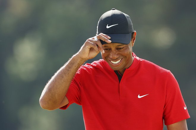 Tiger Woods je porabil deset udarcev na eno luknji. FOTO: Patrick Smith/AFP