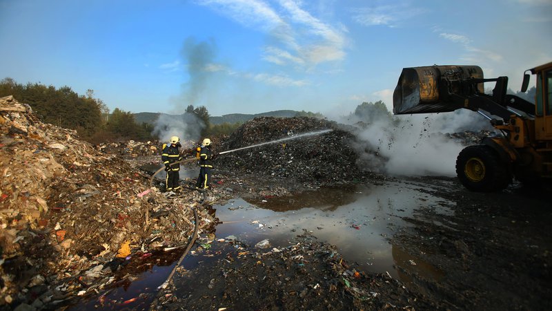 Fotografija: Odpadki in blato čistilnih naprav bi lahko goreli nadzorovano, ne v požarih. FOTO: Jure Eržen/Delo