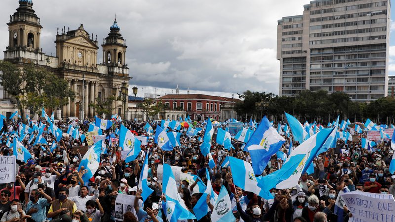 Fotografija: Včerajšnjih protestov v Ciudadu de Guatemali se je udeležilo več tisoč ljudi. FOTO: Luis Echeverria Reuters