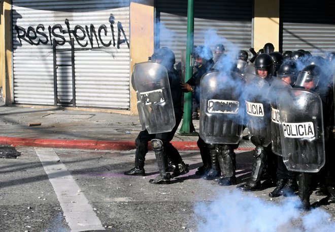 Amnesty International je pozval k preiskavi obtožb o čezmerni uporabi sile policistov. FOTO: Johan Ordonez/AFP