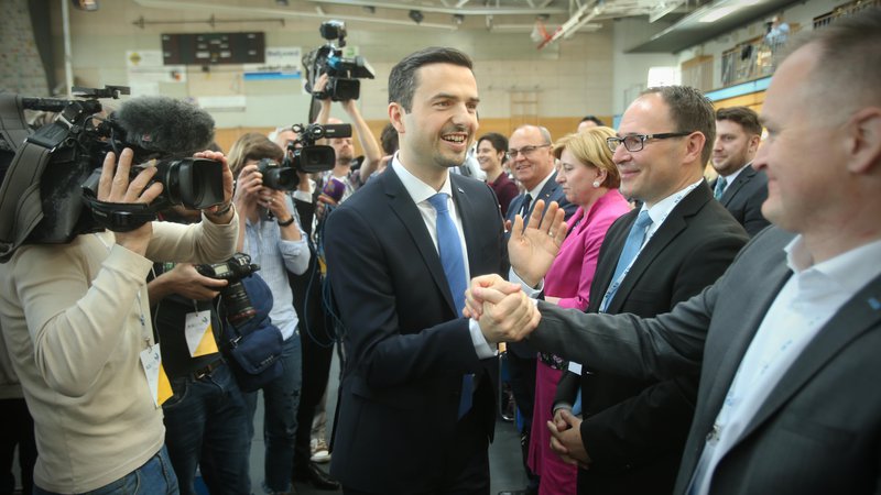 Fotografija: »Naslednjo slovensko vlado bo lahko oblikovala le stranka, ki bo zmožna povezovanja čez politično sredino,« pravi Matej Tonin, ki NSi vodi od leta 2018. FOTO: Jure Eržen/Delo